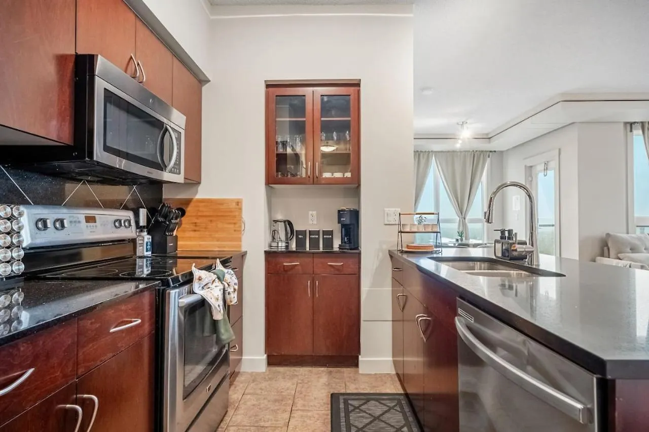 Upscale Penthouse Stay With Mountain & City Views, Free Parking, Bbq Grill, Office Space & More Calgary 0*,  Kanada