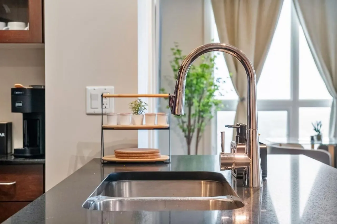 Upscale Penthouse Stay With Mountain & City Views, Free Parking, Bbq Grill, Office Space & More Calgary 0*,  Kanada