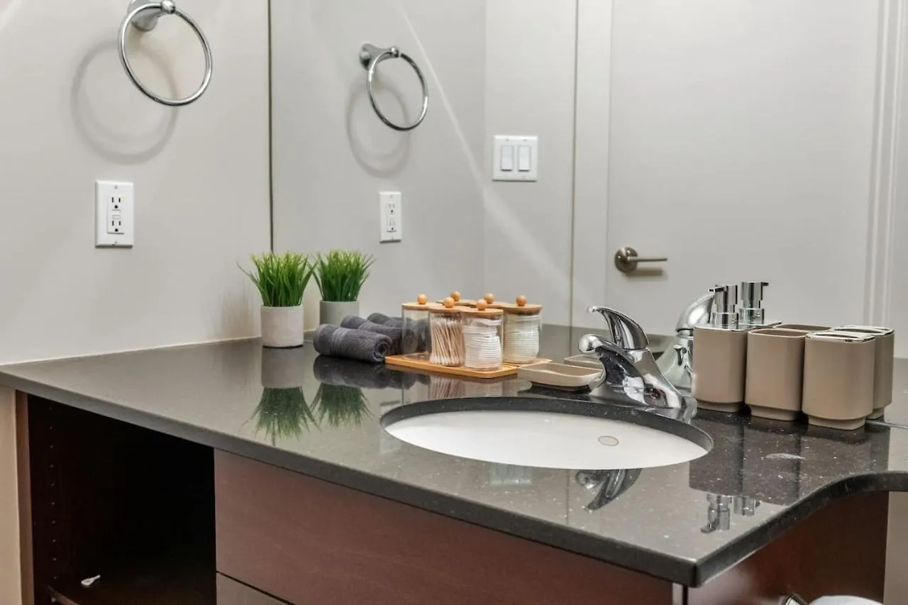 Upscale Penthouse Stay With Mountain & City Views, Free Parking, Bbq Grill, Office Space & More Calgary 0*,