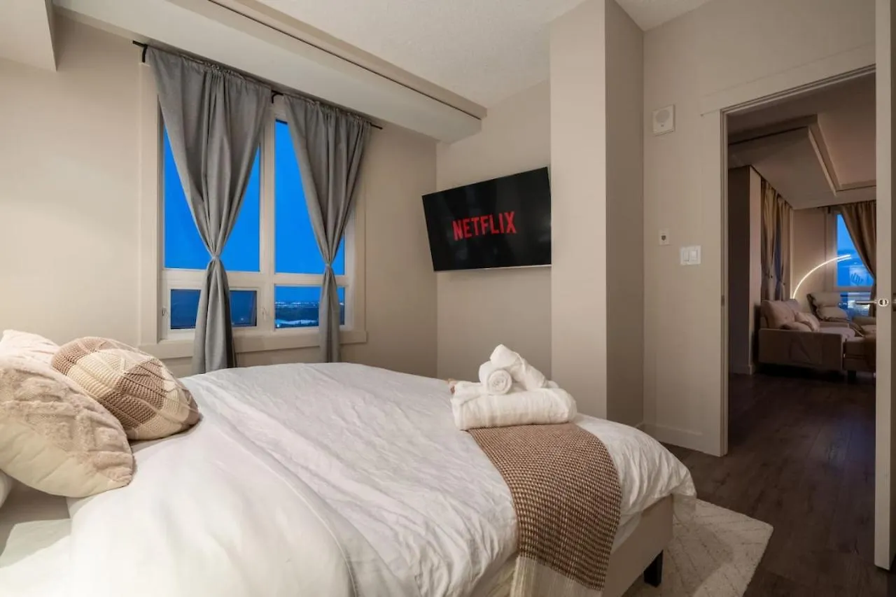 Upscale Penthouse Stay With Mountain & City Views, Free Parking, Bbq Grill, Office Space & More Calgary