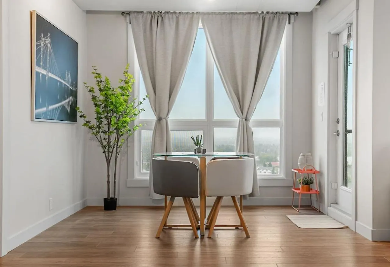 Upscale Penthouse Stay With Mountain & City Views, Free Parking, Bbq Grill, Office Space & More Calgary
