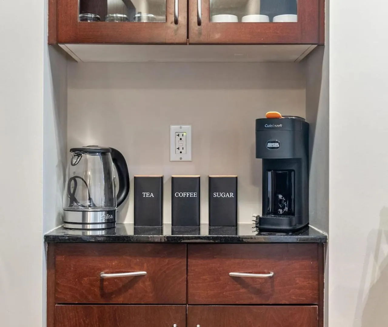 Upscale Penthouse Stay With Mountain & City Views, Free Parking, Bbq Grill, Office Space & More Calgary