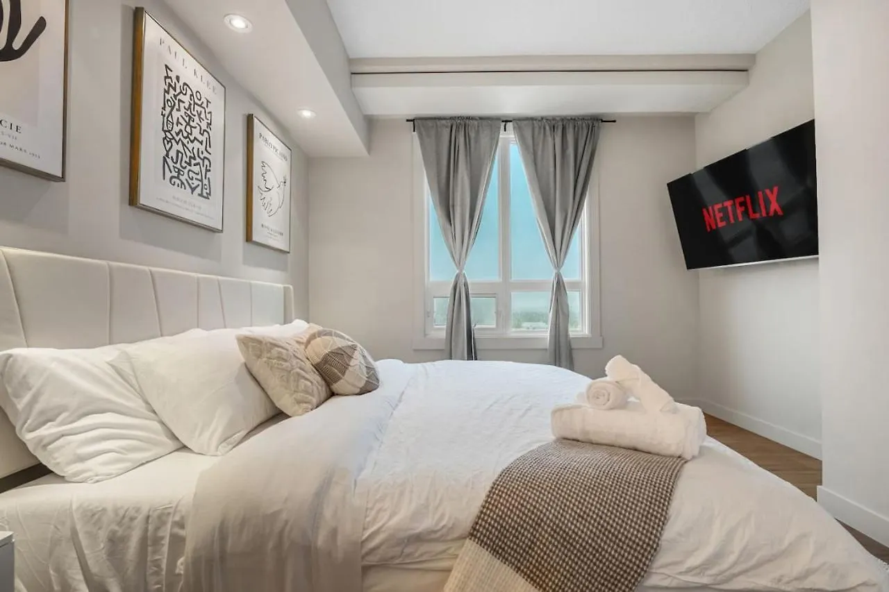 Upscale Penthouse Stay With Mountain & City Views, Free Parking, Bbq Grill, Office Space & More Calgary 0*,  Kanada