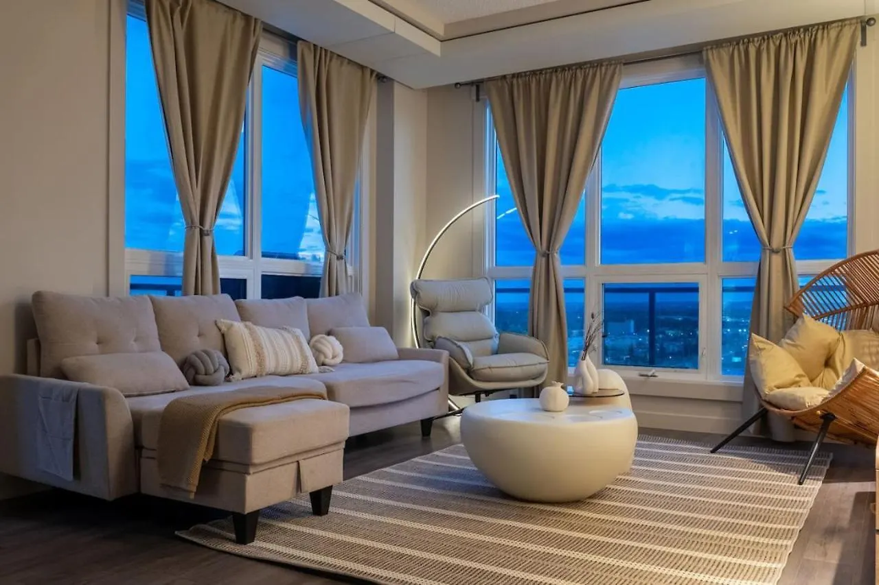 Upscale Penthouse Stay With Mountain & City Views, Free Parking, Bbq Grill, Office Space & More Calgary