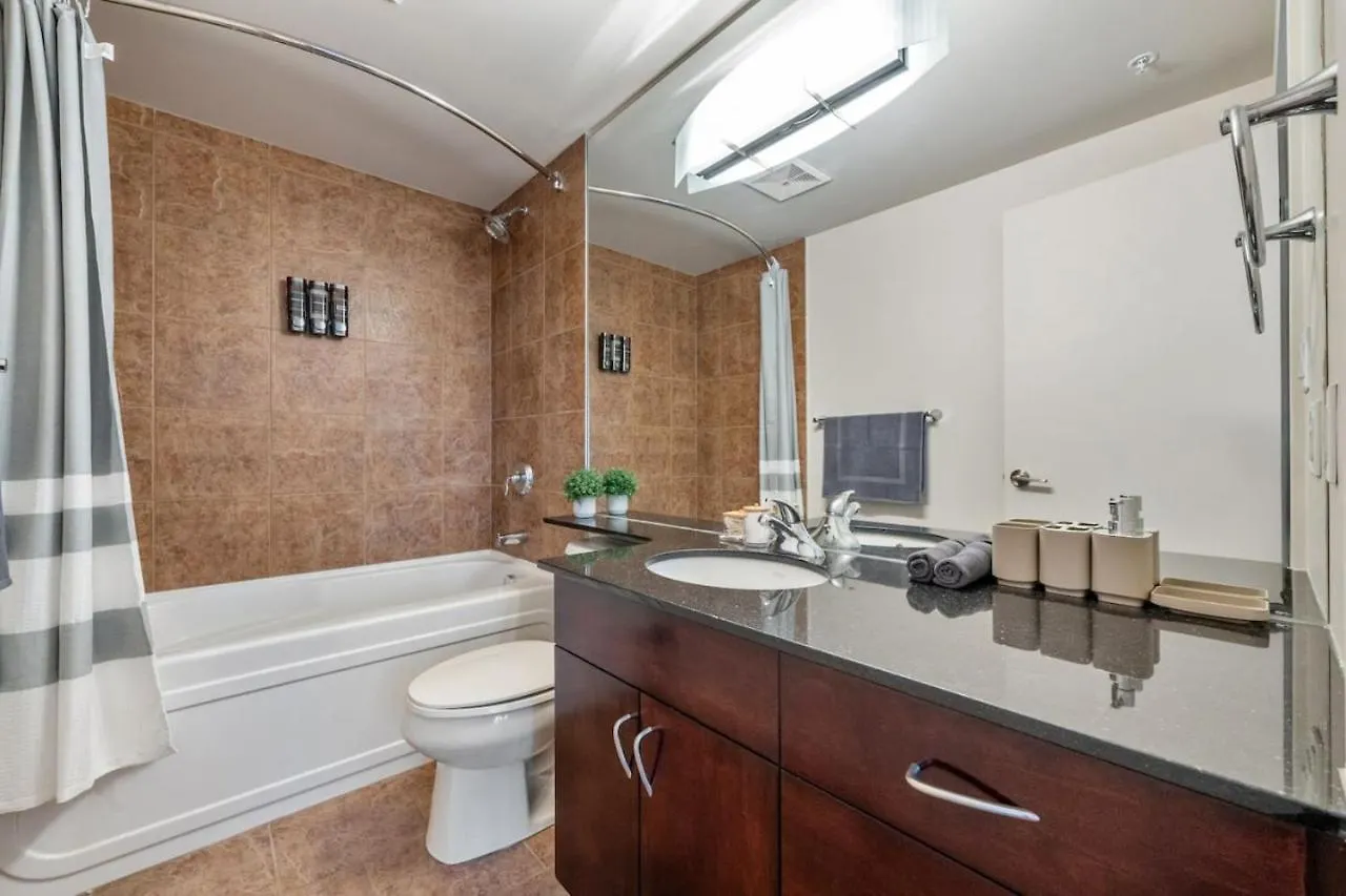 Upscale Penthouse Stay With Mountain & City Views, Free Parking, Bbq Grill, Office Space & More Calgary Appartement