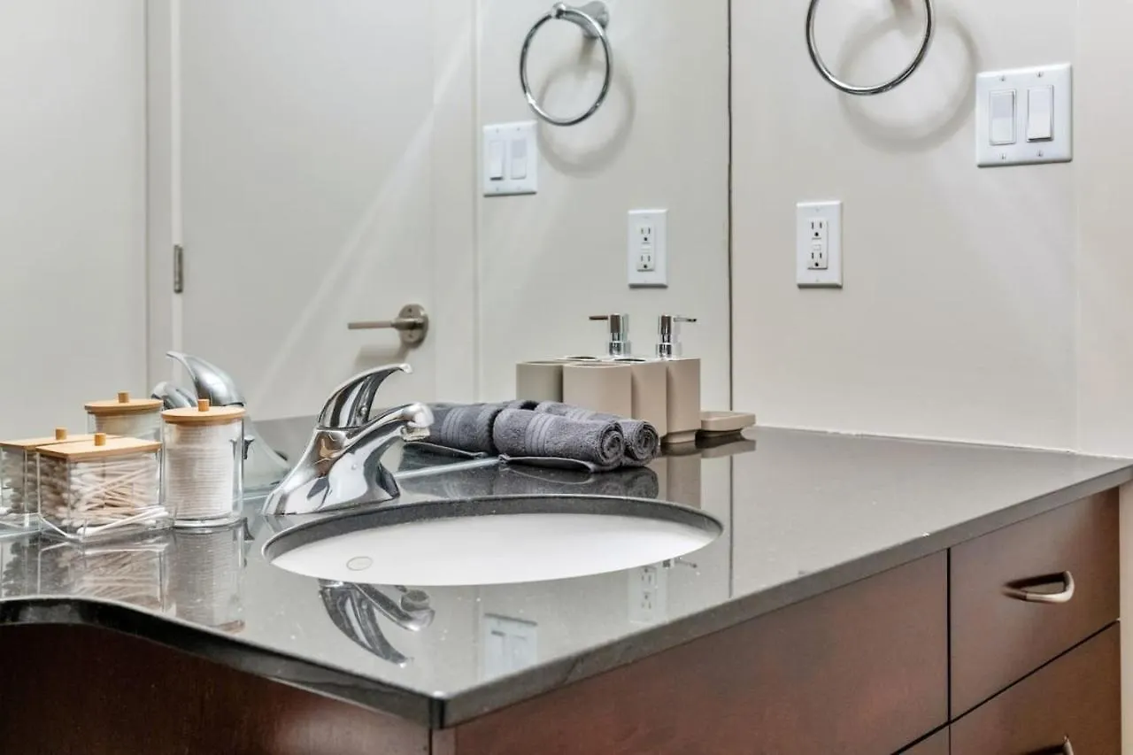 Upscale Penthouse Stay With Mountain & City Views, Free Parking, Bbq Grill, Office Space & More Calgary