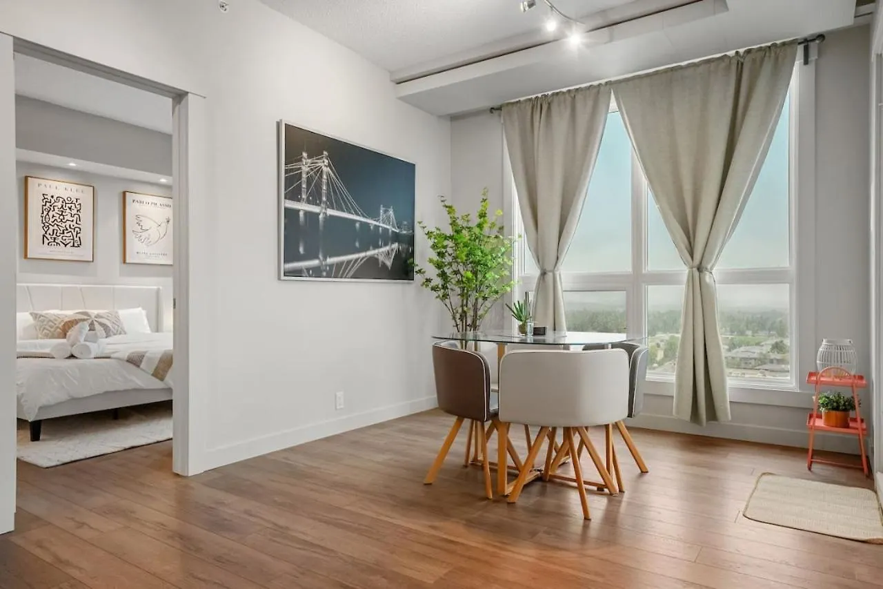 Upscale Penthouse Stay With Mountain & City Views, Free Parking, Bbq Grill, Office Space & More Calgary Appartement