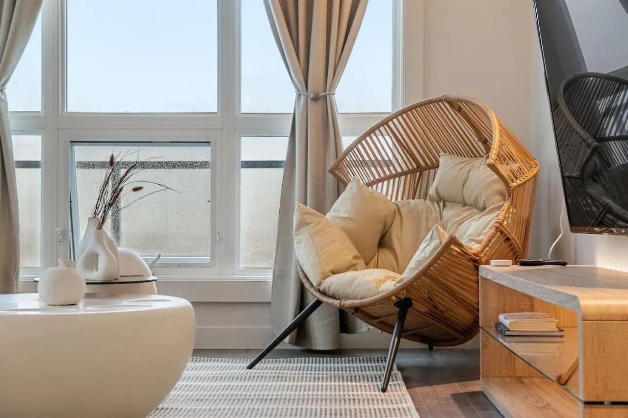 Upscale Penthouse Stay With Mountain & City Views, Free Parking, Bbq Grill, Office Space & More Calgary