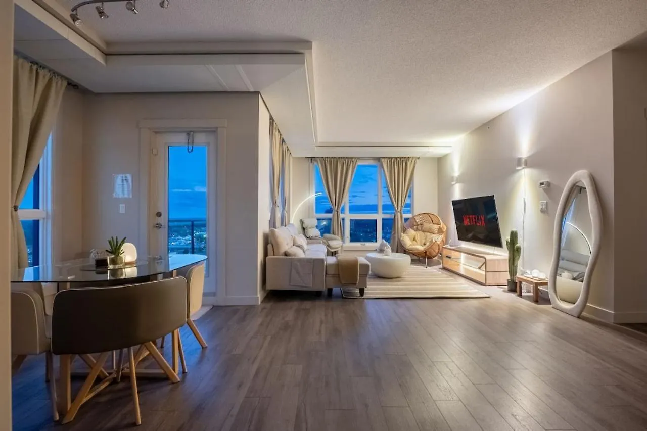 Upscale Penthouse Stay With Mountain & City Views, Free Parking, Bbq Grill, Office Space & More Calgary
