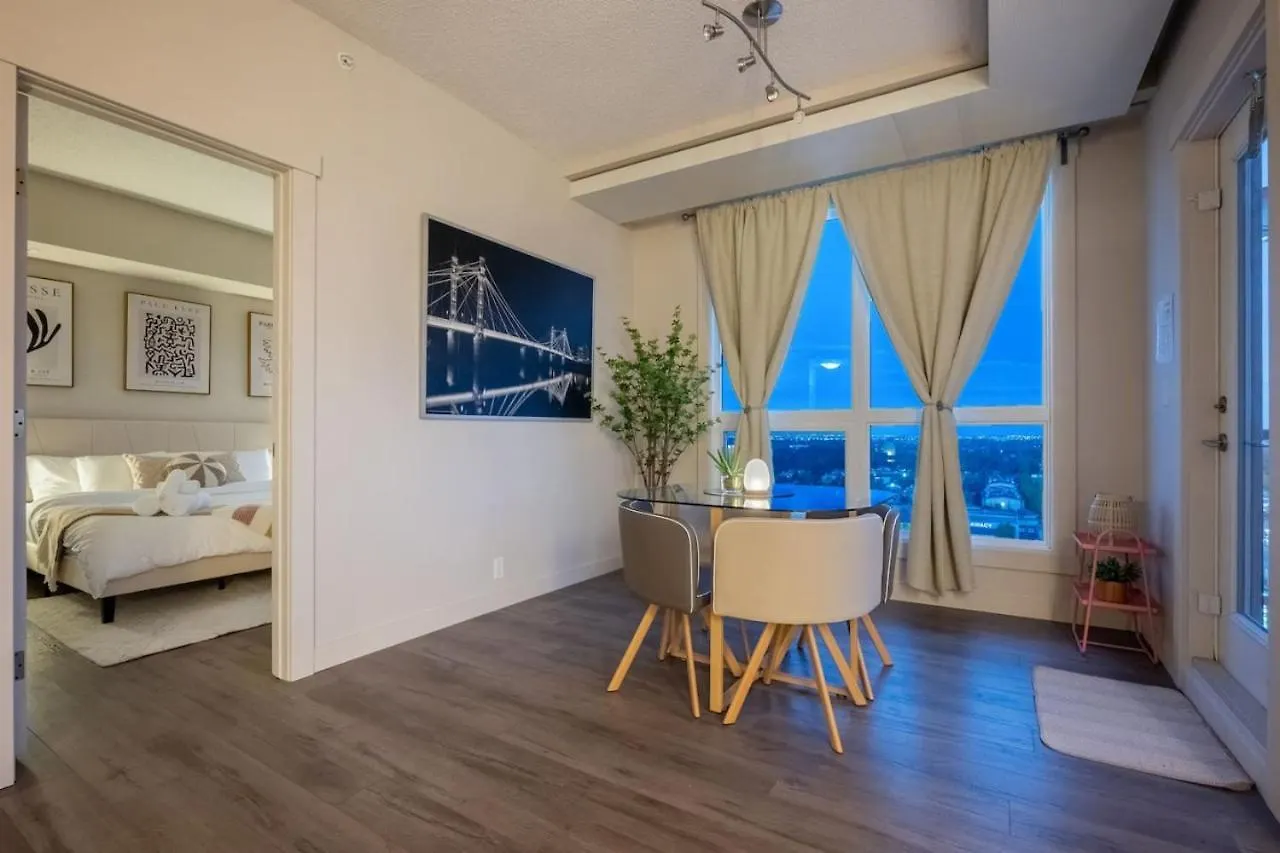 Upscale Penthouse Stay With Mountain & City Views, Free Parking, Bbq Grill, Office Space & More Calgary Canada