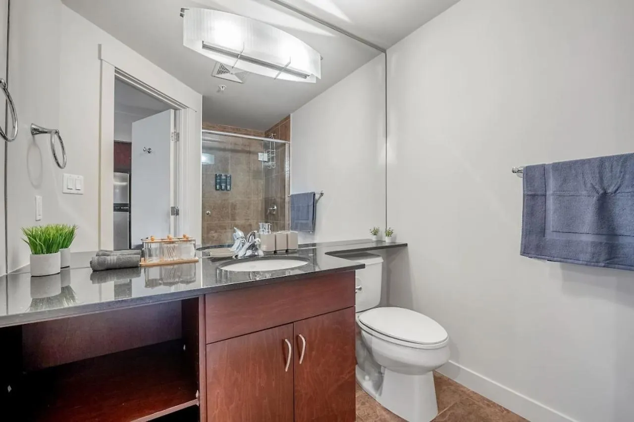 Upscale Penthouse Stay With Mountain & City Views, Free Parking, Bbq Grill, Office Space & More Calgary