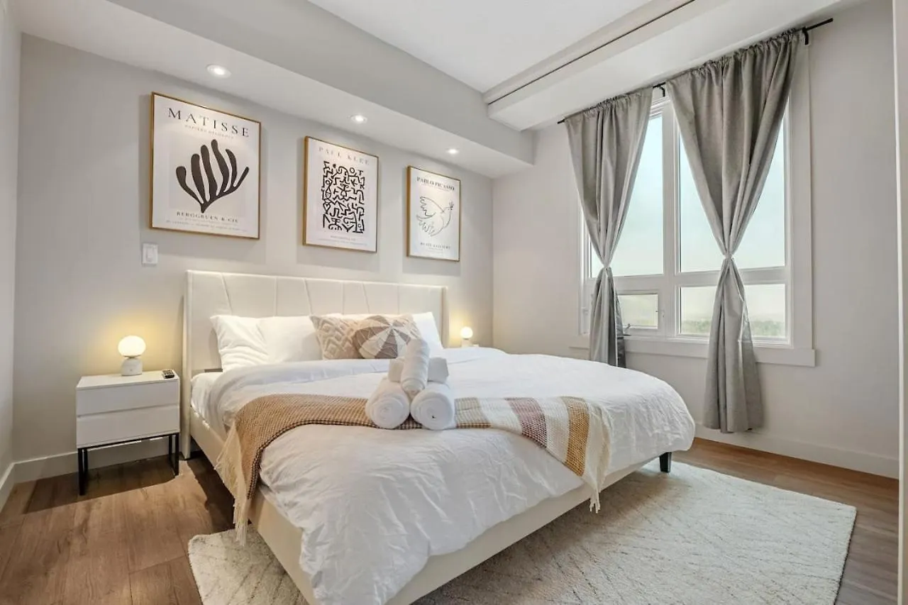 Upscale Penthouse Stay With Mountain & City Views, Free Parking, Bbq Grill, Office Space & More Calgary Canada