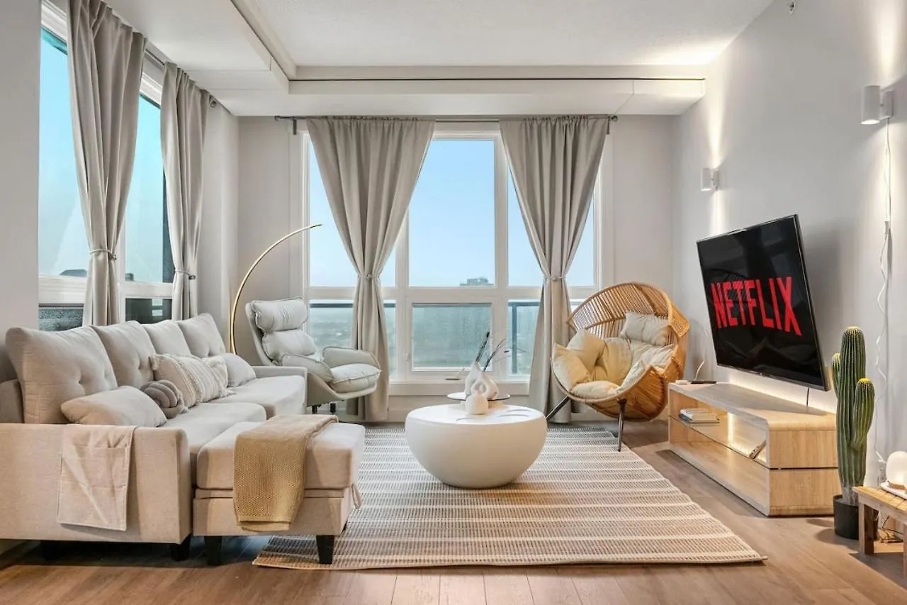 Upscale Penthouse Stay With Mountain & City Views, Free Parking, Bbq Grill, Office Space & More Calgary